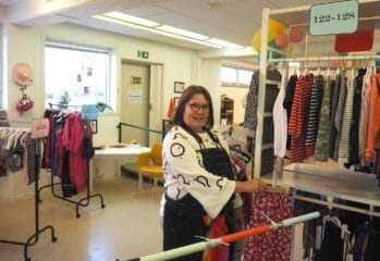 Desiree sorterar kläder i Barnboden