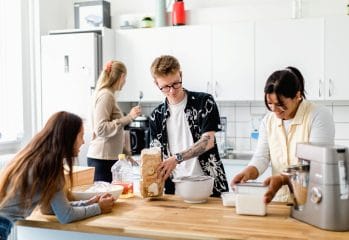 Fyra personer hjälps åt att baka