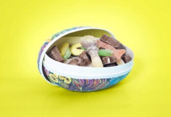 Ett påskägg fyllt med godis