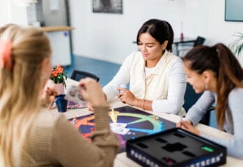 Fyra personer spelar brädspel