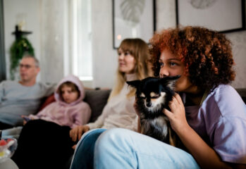 familj och hund samlad i soffa