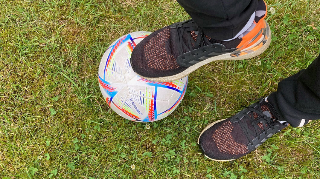 fötter på fotboll