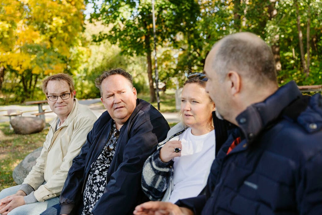 fyra personer sitter i en park