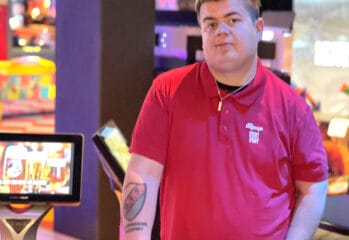 Kasper i röd tröja i spelhallen