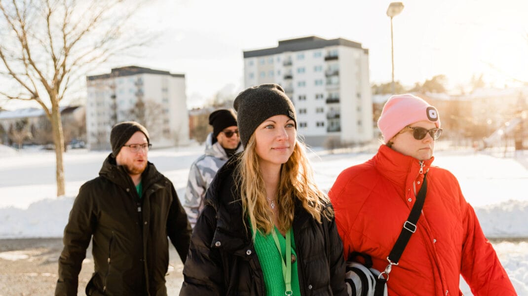 Gunni ute på promenade med boende från Åkerspark