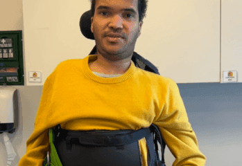 Person i gul tröja
