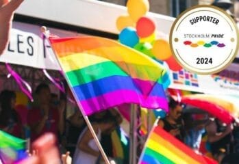 Färgglada flaggor och ballonger på Pride parad