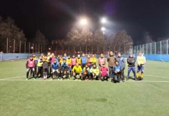 Uppställt fotbollslag på fotbollsplan