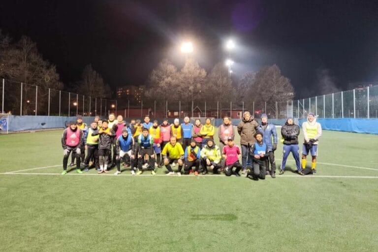 Uppställt fotbollslag på fotbollsplan