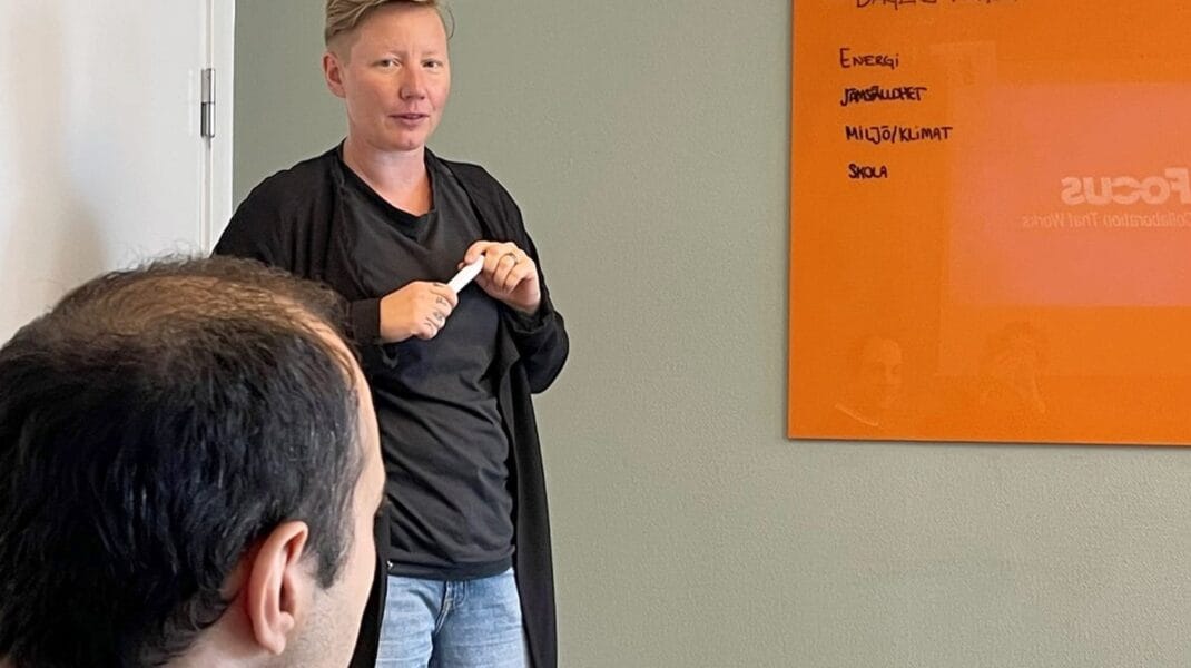 Julia Linde kort ljust hår mörk t-shirt blå jeans