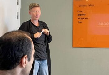 Julia Linde kort ljust hår mörk t-shirt blå jeans