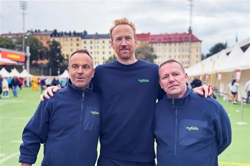 Fredrik von Malmborg Viktor Plato och Pierre Selim i mörkblå kläder med Nytida logo