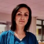 Personporträtt Zekija Mujcic mörkt hår och blå skjorta