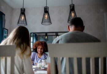 Middag hos ett av Nytidas familjehem