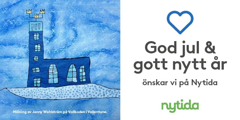 Ett digitalt julkort från Nytida med en blå målning av ett hus med tre kronor på taket, målad av Jenny Wahlström på Vallboden i Vallentuna. Till höger står texten: ”God jul & gott nytt år önskar vi på Nytida”, tillsammans med en blå hjärtsymbol och Nytidas logotyp i grönt.