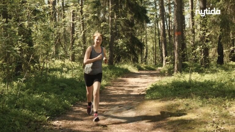 Elisabeth springer i skogen